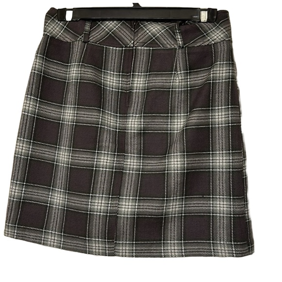Plaid skirt with front buttons detail. Can be worn with or without a belt. - Picture 2 of 5